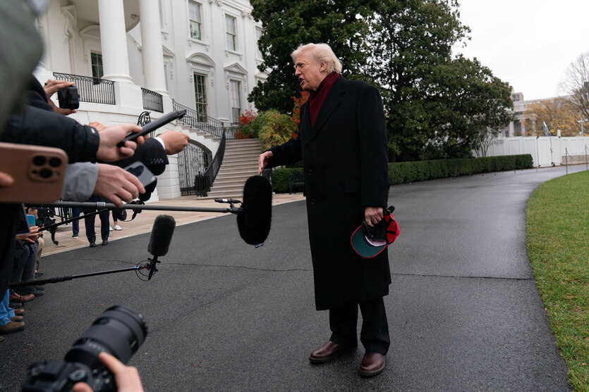 Donal Trump steht vor vielen Mikrofonen von Journalist*innen