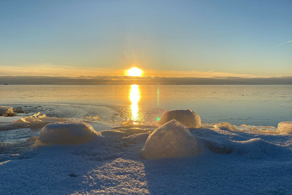 Sonnenuntergang, aufgenommen bei Schnee und Eis am Ostsee-Strand bei Treimani in Estland