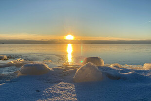 Sonnenuntergang, aufgenommen bei Schnee und Eis am Ostsee-Strand bei Treimani in Estland