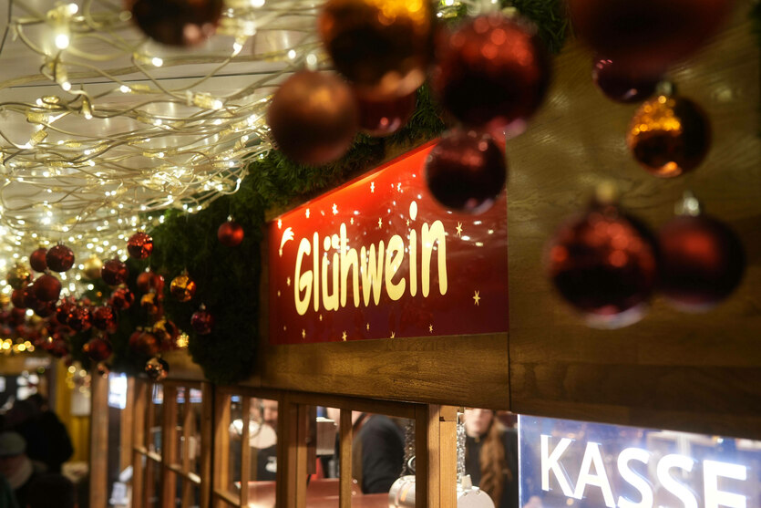 Ein Glühweinstand auf einem Weihnachtsmarkt