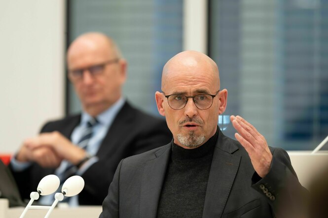 Ein Mann spricht an einem Rednerpult