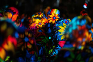 Mann und Frau küssen sich