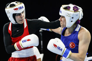 Zwei Boxerinnen beim Kampf