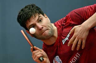Dimitrij Ovtcharov bei der Angabe. Der Tischtennisball verdeckt dabei fast das rechte Auge.