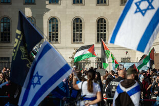 Demonstranten für Palästina unter Fahnenmeer, die an der Humboldtuniversität vorbei laufen auf der Strasse Unter den Linden, im Vordergrund Israel-Fahne und IDF-Fahne. Berlin am 27.09.2025