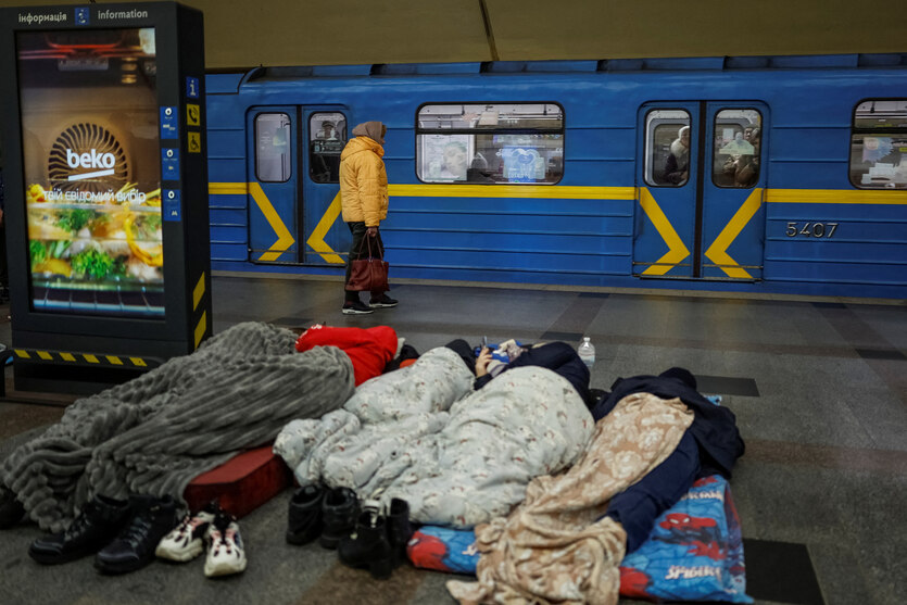 Menschen schlafen auf Matratzen in einer U-Bahn-Station