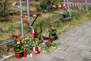 Blumen liegen am Tatort