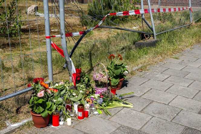 Blumen liegen am Tatort