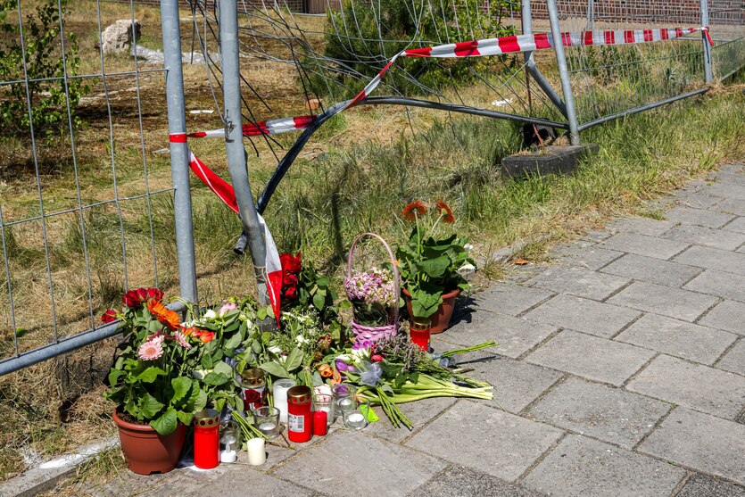 Blumen liegen am Tatort