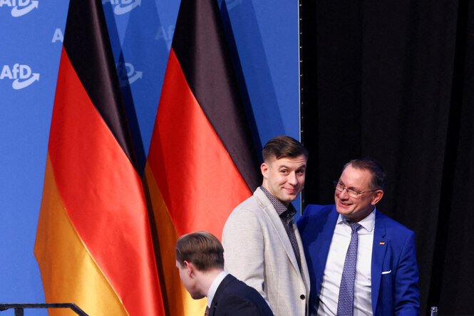 Junge Generation-Vorsitzender Jean-Pascal Hohm und AfD Co-Vorsitzender Tino Chrupalla bei einem Parteitag