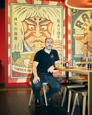 Porträt von Mohamed Hajjar in einem Restaurant.