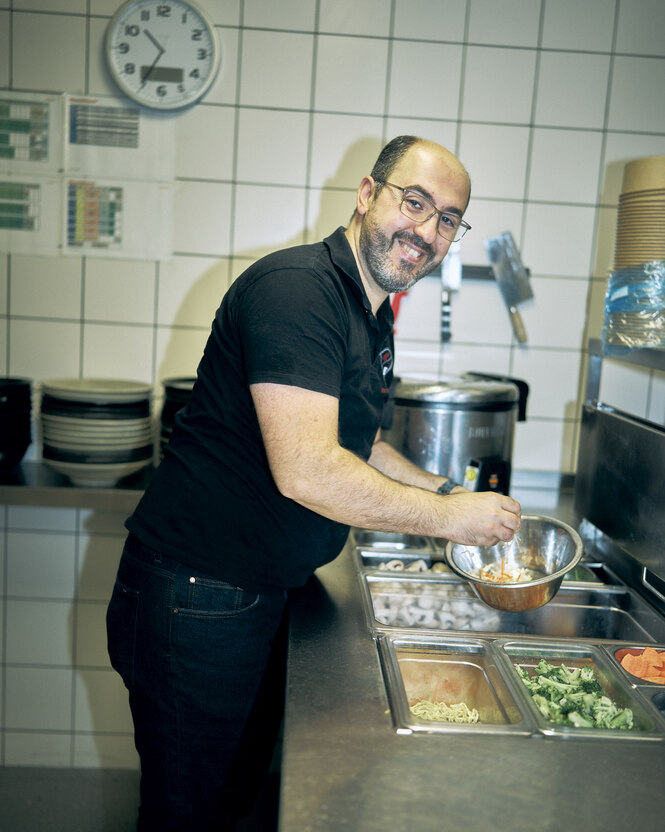 Mohamed Hajjar arbeitet in der Küche eines Restaurant.