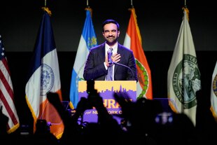 Ein Mann spricht zu seinen Anhängern