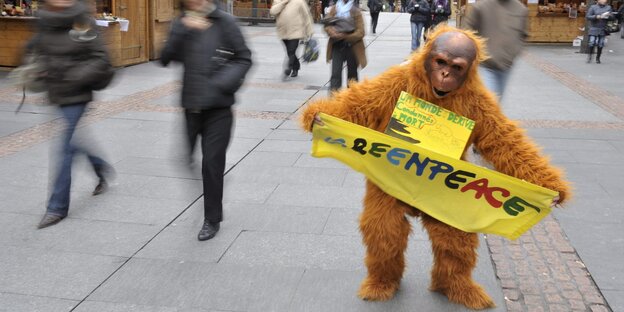 Ein als Affe verkleideter Demonstrant in der Fußgängerzone