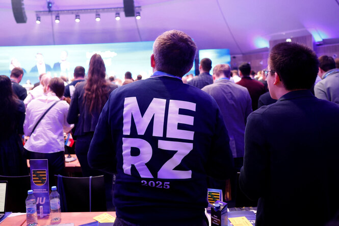 Mitglieder der Jungen Union hören sich die Rede des CDU-Abgeordneten Pascal Reddig zum Thema Renten auf dem Parteitag der Jugendorganisation der CDU an