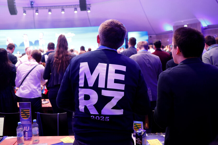 Mitglieder der Jungen Union hören sich die Rede des CDU-Abgeordneten Pascal Reddig zum Thema Renten auf dem Parteitag der Jugendorganisation der CDU an