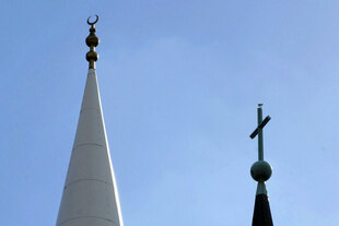 Die Turmspitzen einer Moschee und einer Kirche.