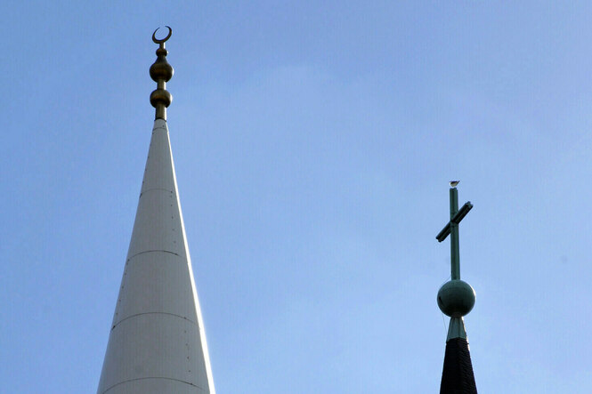 Die Turmspitzen einer Moschee und einer Kirche.