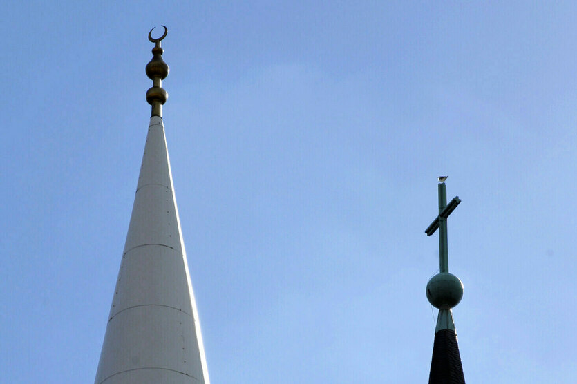 Die Turmspitzen einer Moschee und einer Kirche.