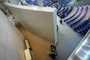 Zwei Männer hinter einer Stellwand unterhalten sich