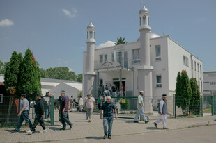 Menschen verlassen eine Moschee.