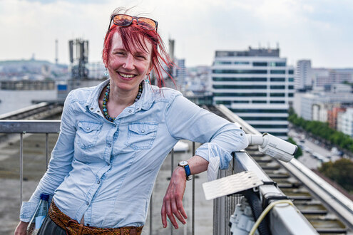 TU-Präsidentin Geraldine Rauch steht auf dem Dach eines TU-Gebäudes