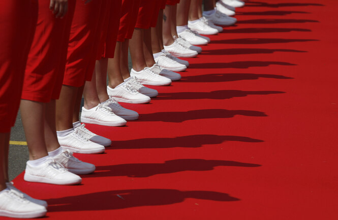 Frauen mit weißen Schuhen auf rotem Teppich