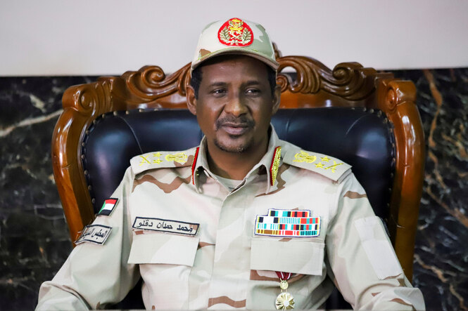 Porträt von General Mohamed Hamdan Dagalo (genannt "Hametti"), in weißer Uniform auf einem verzierten Sessel sitzend