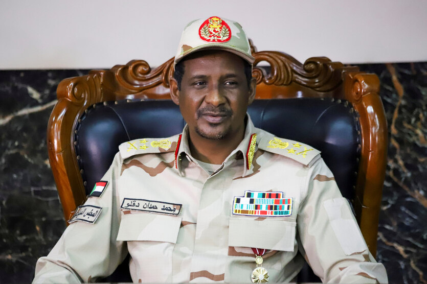 Porträt von General Mohamed Hamdan Dagalo (genannt "Hametti"), in weißer Uniform auf einem verzierten Sessel sitzend