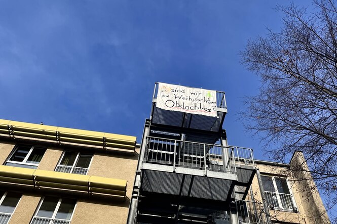 Banner am Balkon der Saalestraße 17-18