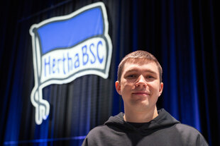 Stepan Timoshin vor Hertha-Flagge