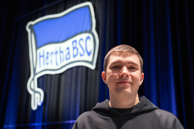 Stepan Timoshin vor Hertha-Flagge