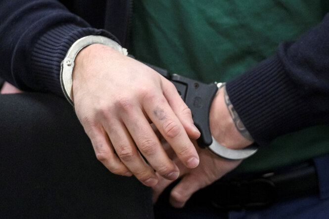 Eine Person trägt Handschellen