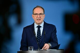 Ein Mann spricht zu Vertretern der Presse