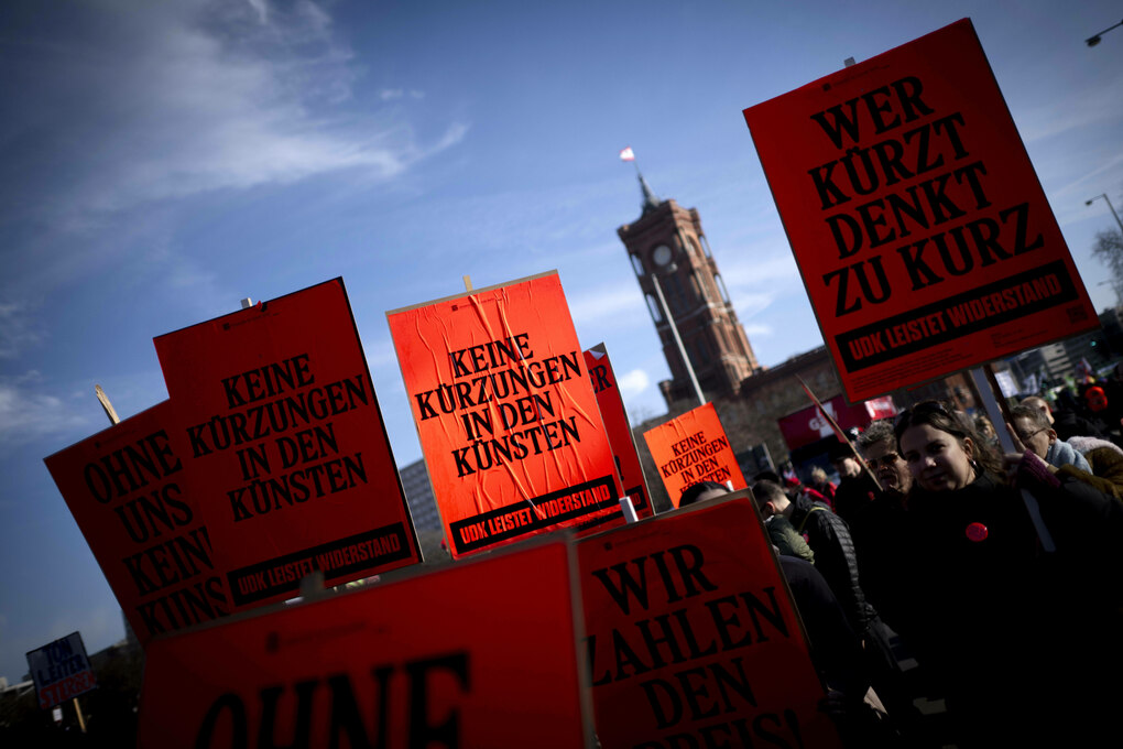 Auf Unkürzbar Demo in Berlin werden Schilder hochgehalten, auf dennen steht: WER KÜRZT DENKT ZU KURZ