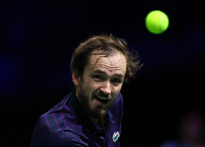 Daniil Medwedes fixiert einen auf ihn zufliegenden Tennisball