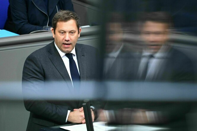 Ein Mann spricht an einem Rednerpult