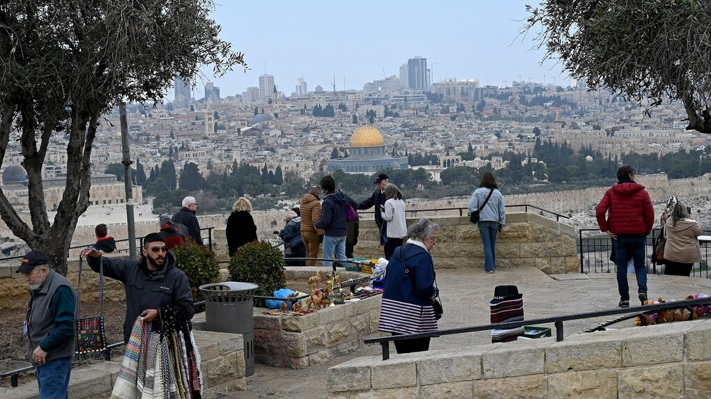 Blick über die Altstadtvon Jerusalem, im Vordergrund ist eine Gruppe von Touristen und Touristinnen