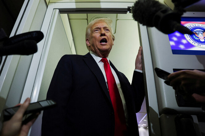 Donald Trump vor Mikrofonen bei einer Pressekonferenz