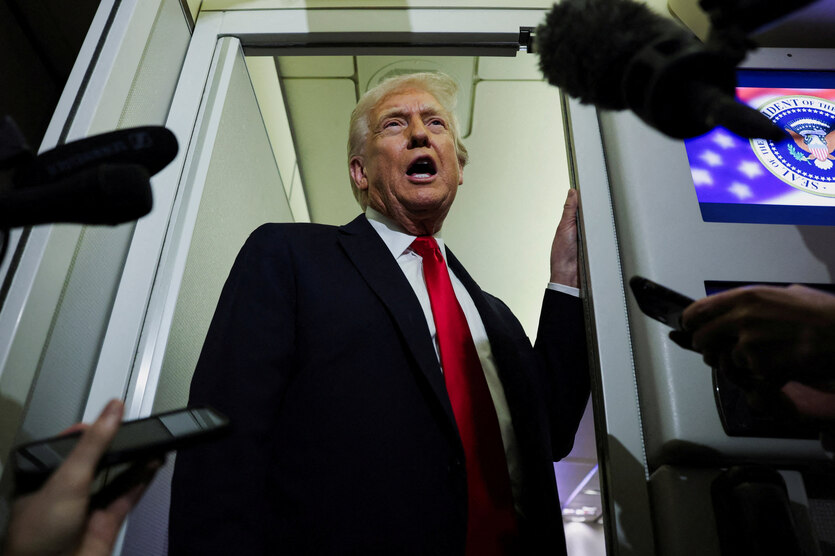 Donald Trump vor Mikrofonen bei einer Pressekonferenz