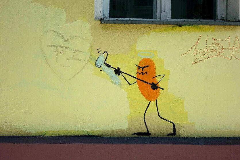 Graffiti an einer Hauswand in der Hobrechtstraße in Neukölln