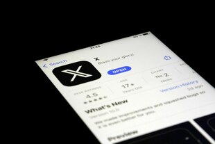 Detailansicht eines Smartphones mit Twitter X App im iPhone App Store