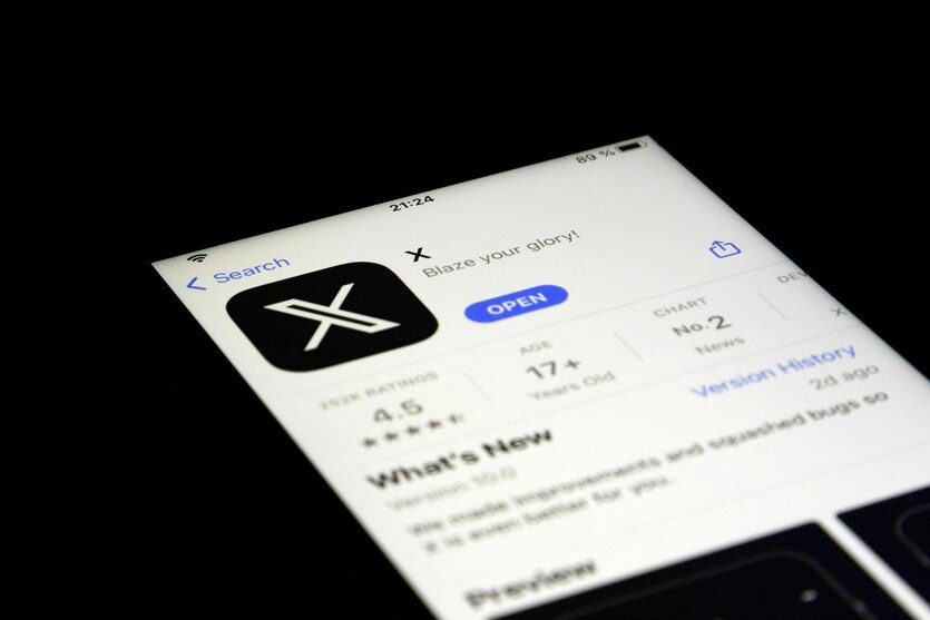 Detailansicht eines Smartphones mit Twitter X App im iPhone App Store
