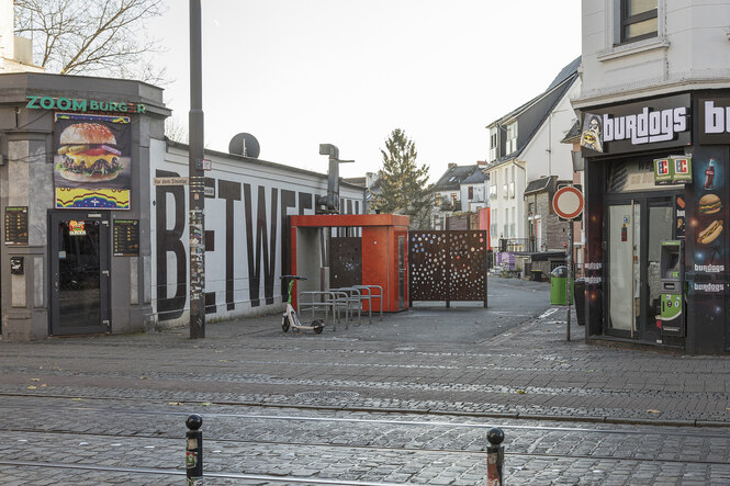 Blick durch einen Sichtschutz in die Helenenstraße in Bremen