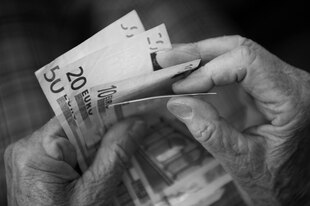 Eine ältere Person zählt Geld