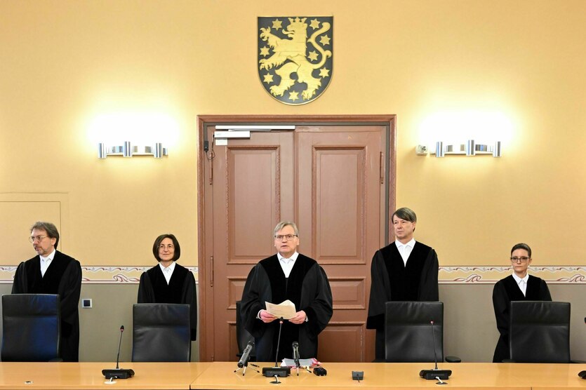 Verfassungsrichter stehen nebeneinander