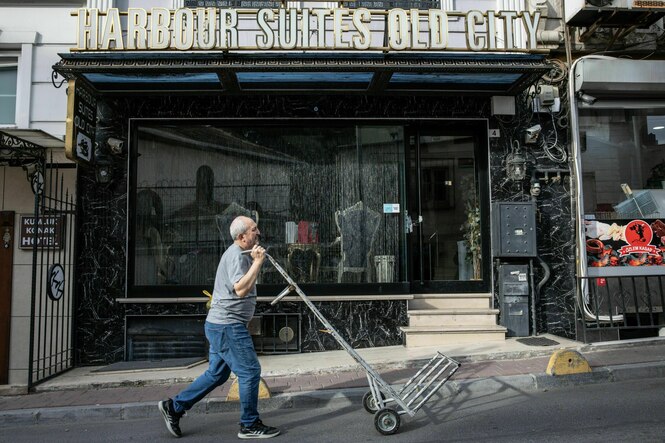 Ein Mann läuft an einem Hotel vorbei