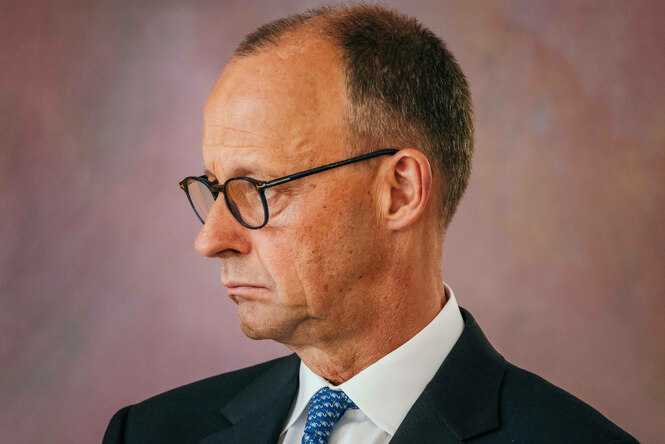 Friedrich Merz guckt zur Seite