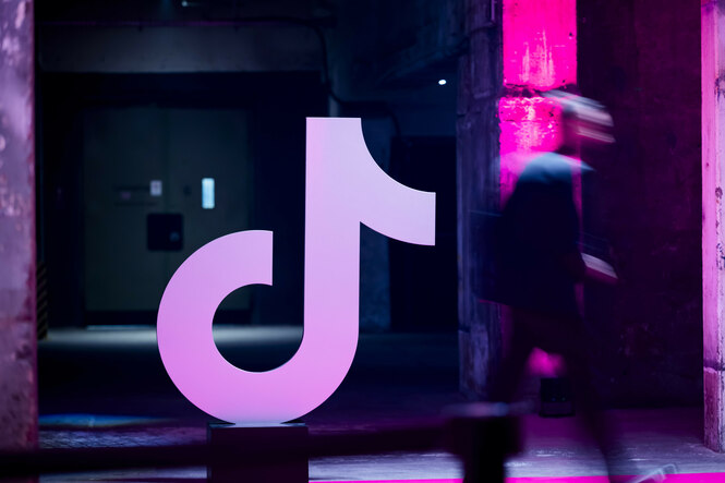 Das rosa Logo von Tiktok in einer Event-Location