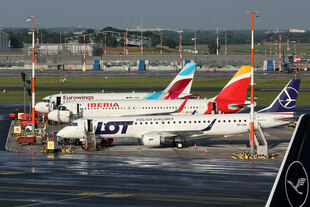 Drei parkende Flugzeuge